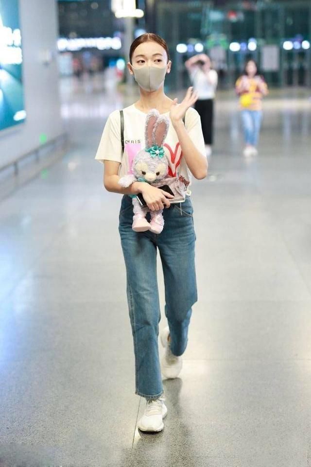 “魏璎珞”吴谨言现身机场，穿直筒牛仔裤，网友：这样搭配好清纯