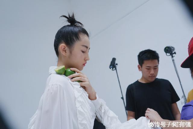 辣眼睛！张子枫穿搭青春有活力 却输在了鞋子上，网友：又穿错了