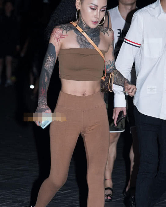 你们最爱的一字抹胸装裹出丰腴上围,霸气纹身给人超强的视觉冲击