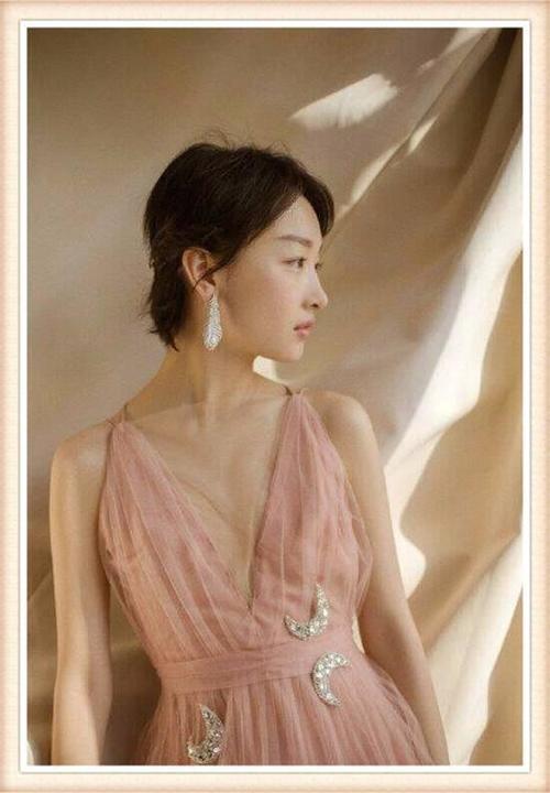 佟丽娅周冬雨穿同一条裙子，区别相差大，一个优雅，一个稚嫩