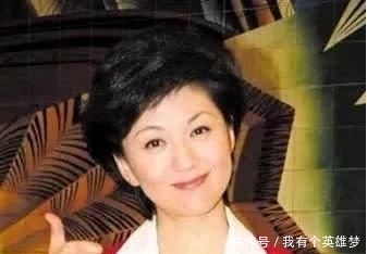  毫无：她是央视著名美女主持人，回老家却毫无架子，扭秧歌、下地干农活