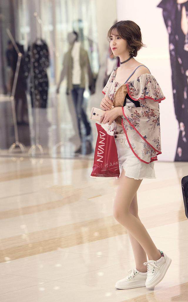 街拍:清爽整洁性感的小姐姐,颜值令人赏心悦目!