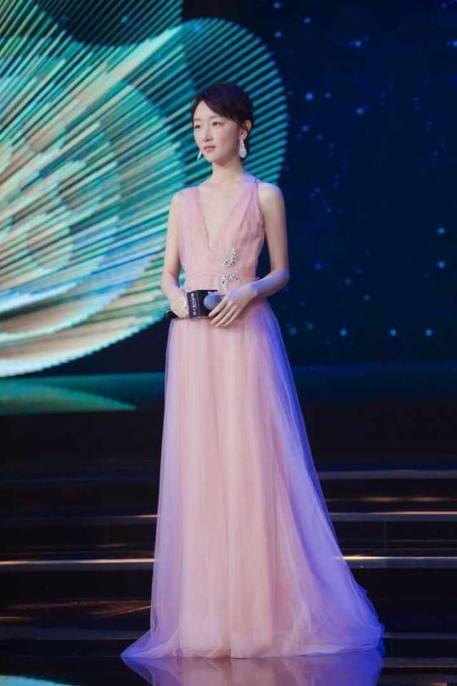 周冬雨最新写真再现搞怪风格，直接上树拍照，网友：时尚又可爱！