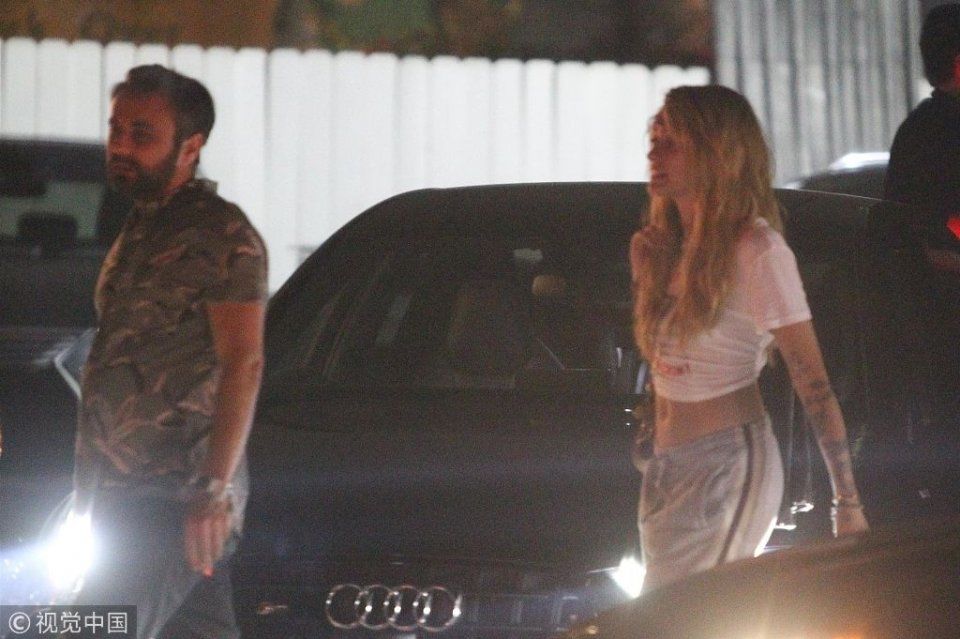 天王女儿帕里斯与女性友人十指紧扣外出 穿露脐T恤大秀马甲线花臂