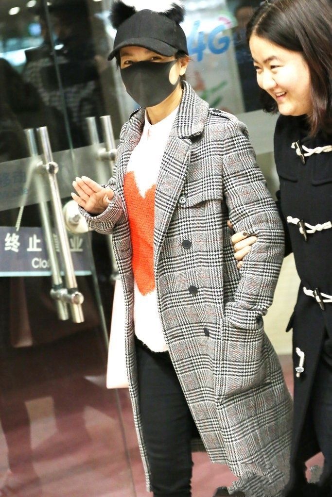 吴昕胆真大，裙子穿到要就断开了，网友：太敢穿了！