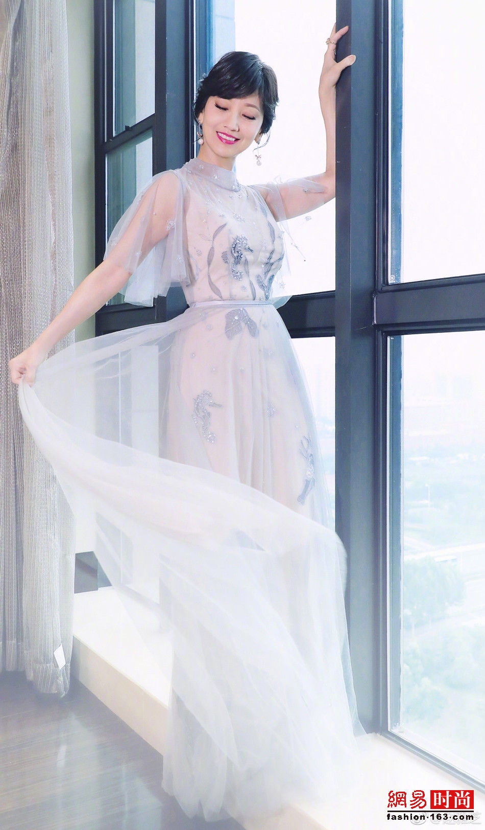 敢穿!63岁赵雅芝穿透视衫短裤秀紧致身材