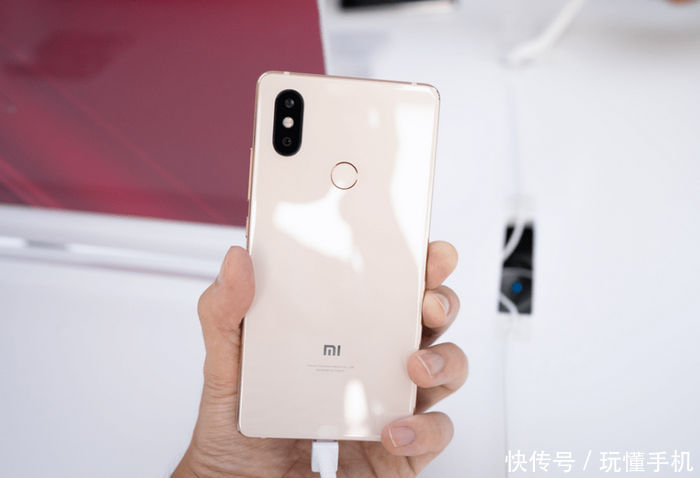 小米8探索版上手:透明玻璃后盖+屏幕指纹解锁