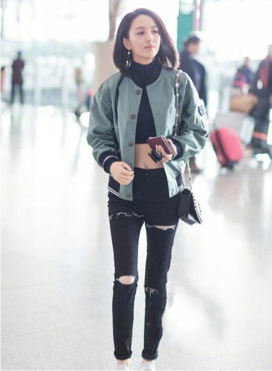 25岁古力娜扎撞衫33岁佟丽娅，同款长裙不同发型，网友：显老