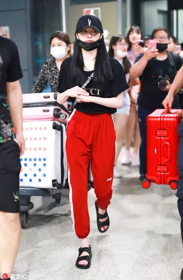 巧穿搭|吴宣仪这双凉鞋还可以，显腿长