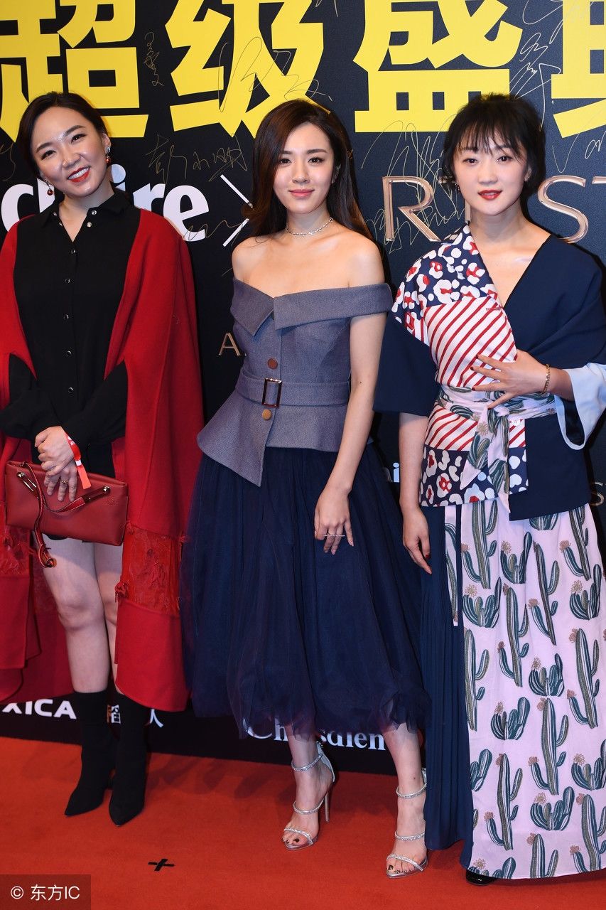 王晓晨上演“锁骨杀”，露肩长裙秀性感，身材好了穿什么都好看!