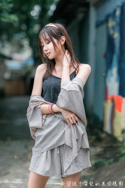 路人街拍，小姐姐笑的好美啊，一袭黑色的长裙，显得很优雅