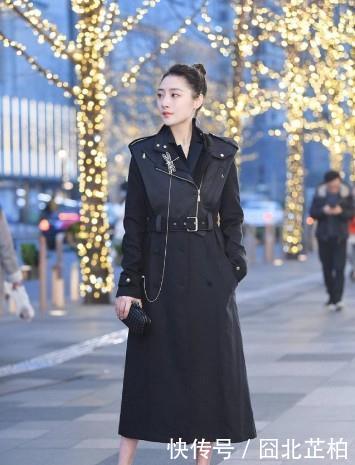 『别致』街拍:身材高挑的气质美女,黑色大衣别致腰带设计,腰身更显纤细