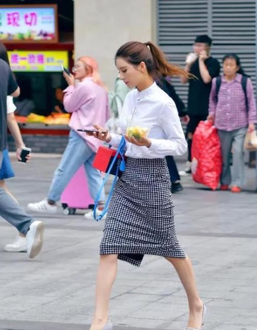  「美女」街拍：软玉温香的美女，一件白色衬衫配格子长裙，时尚大方气质范