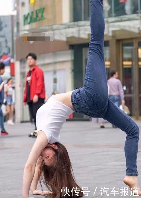 气质小姐姐穿紧身牛仔裤秀出好身材,这几个动作有点难度