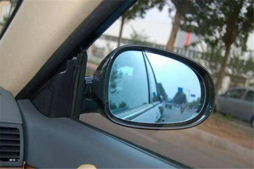 开车时有这“4个习惯”的，基本都是开车高手，90％是老司机！