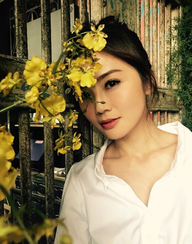 蔡卓妍字母T恤+吊带裙,回归青春美少女,网友:这次没得罪造型师