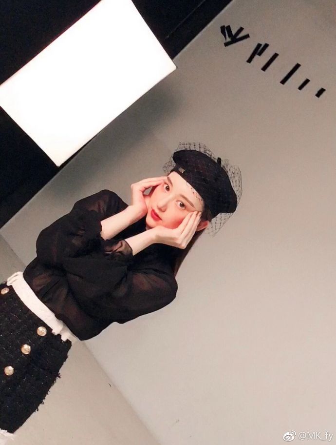 方媛晒写真花絮 双手捧脸颊甜笑少女感爆棚