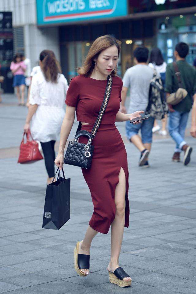 街拍：好身材还穿连体衣，小姐姐的纹身就我注意到?