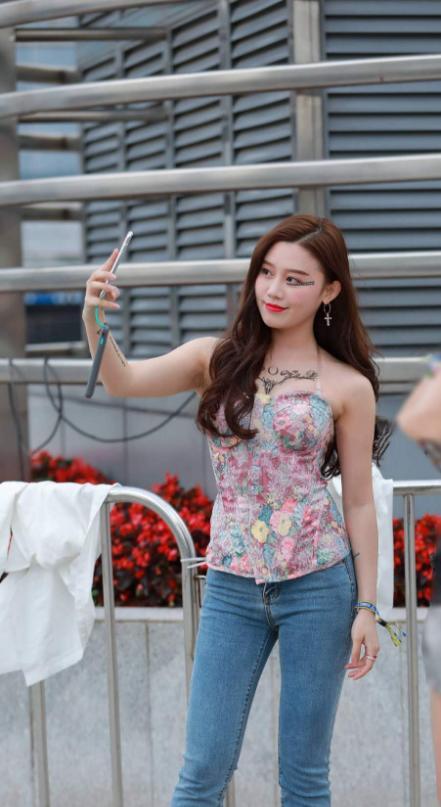 小姐姐好身材，非常迷人、白皙娇嫩的皮肤，香肩玉背好看极了！