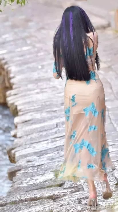 实拍：小姐姐穿裙子上街，一阵风吹过，裙子都起来了 仙气十足！