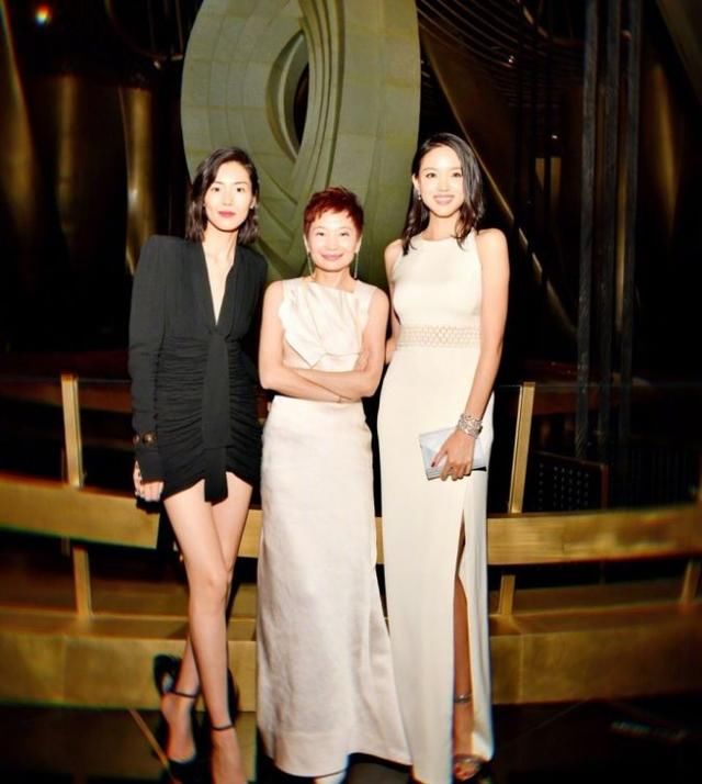 182张梓琳与178刘雯同框身高完胜，爱露大腿的大表姐是精致小女生