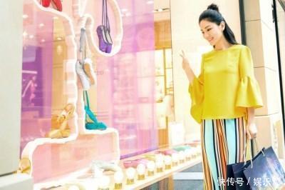 胡可好厉害！鸡毛掸子穿身上也能美翻天，网友：沙溢真赚大发了！