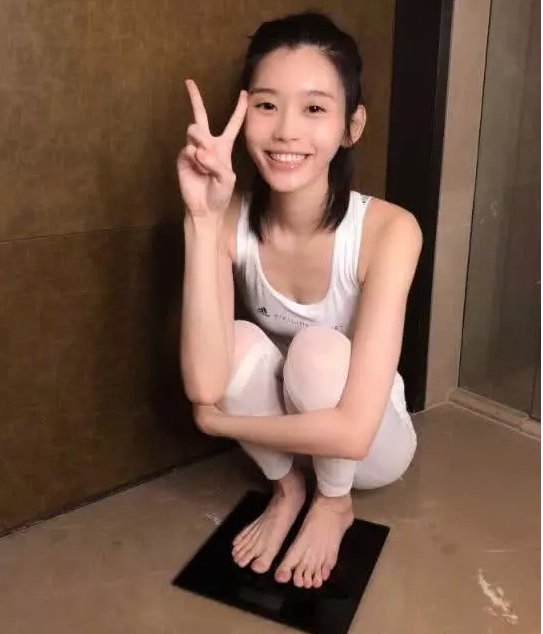 当奚梦瑶脱下高跟鞋光着脚，网友:这脚趾长得忒难看了，毁了!