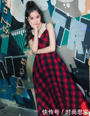 18岁欧阳娜娜和36岁张钧甯穿吊带裙，一个胜年龄，一个胜气质