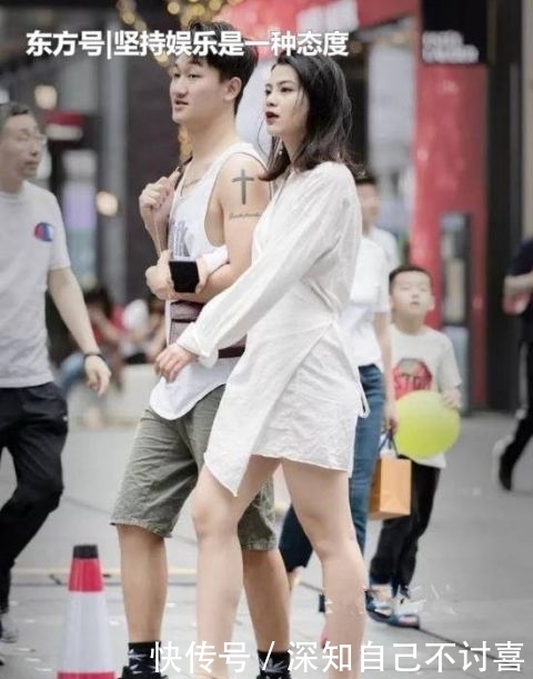  【气质】街拍：倾城倾国的小姐姐，一条白色的露肩连衣裙，时尚女神气质范