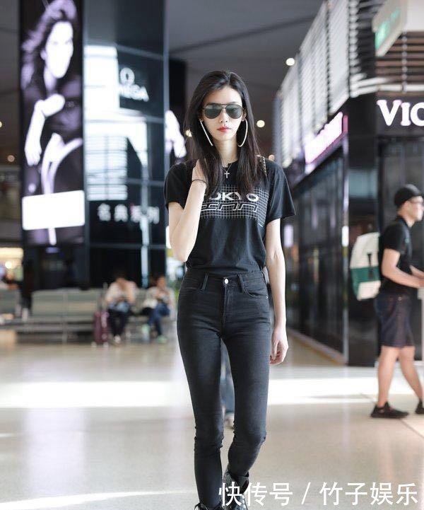 奚梦瑶机场三套服装秀出超模身材，而这双三次都穿的马丁靴要火？