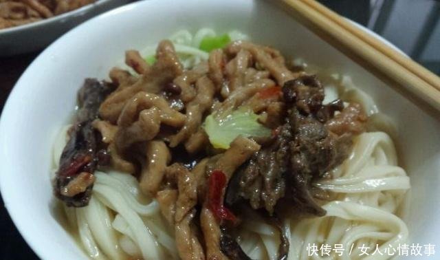  鸡纵菌@农村婶儿在山上放羊 看见这个东西高兴 羊都不要了也要挖