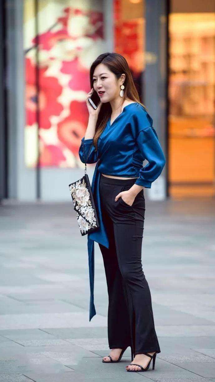 街拍: 圆润曲线的丰腴辣妈, 尽显紧致好身材