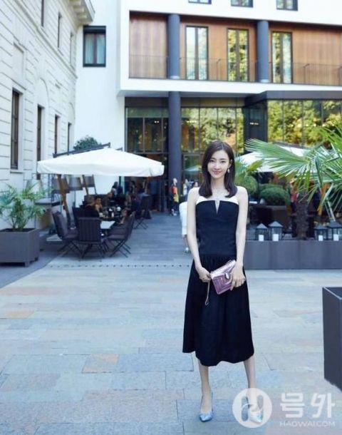 王丽坤近照曝光，肌肤白如雪，素颜女神的名号真不是盖的