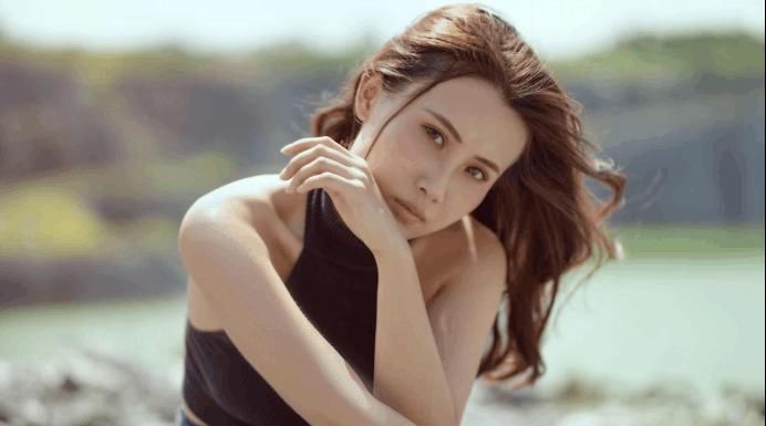 『 绝美』田野里最美的那一只, 非你莫属，孔雀蓝绝美包臀牛仔裤,