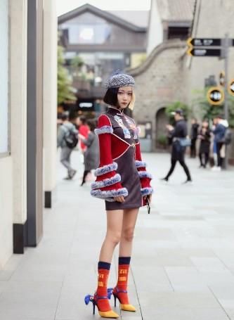  #气质#路人街拍，一件连衣裙凸显了小姐姐高贵优雅，端庄大气的美好气质
