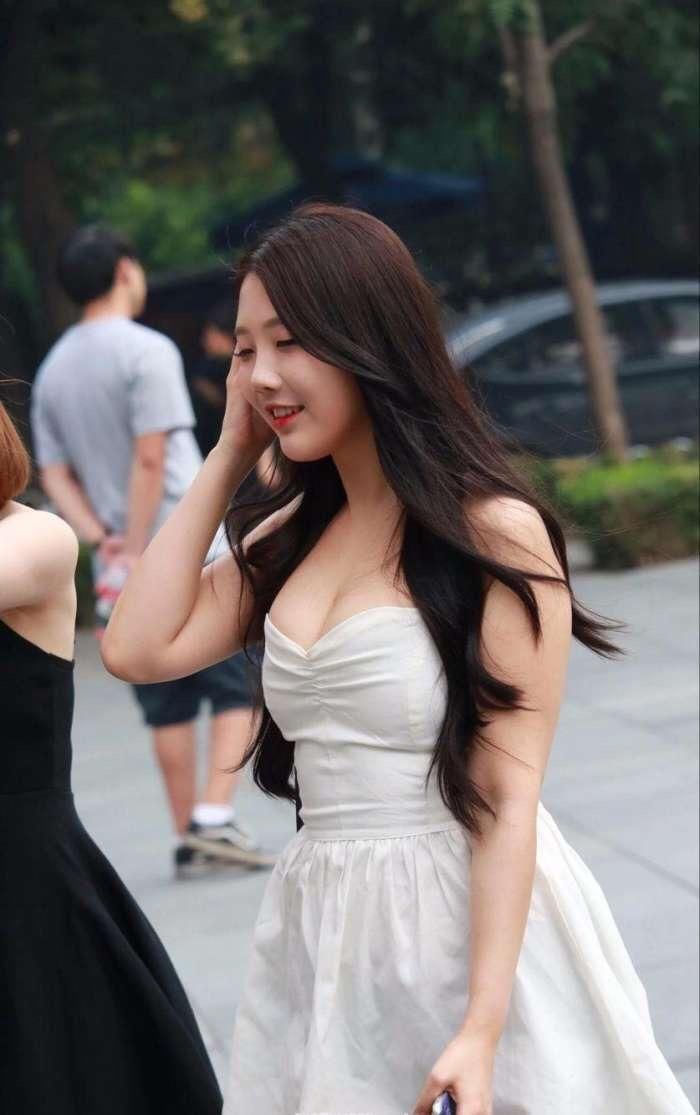 小姐姐这件别致的牛仔裤，设计的线条粗犷优雅，穿出了时尚靓丽