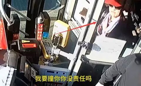  公交车@乘客怂恿公交司机怼出租车，司机真撞了，摔倒一车人！