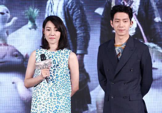 白百何到会活动，一袭粉丝长裙小腹拱起，网友：被她的肚子吓到了