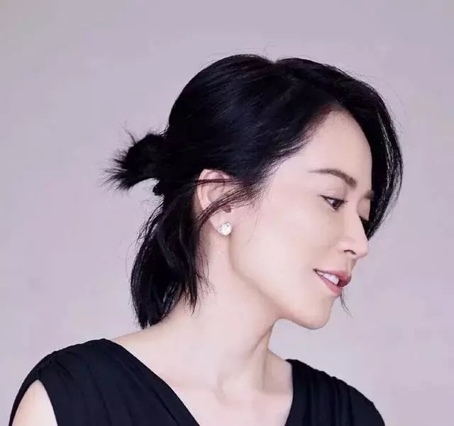 《邪不压正》49岁许晴美得让人挪不开眼睛！