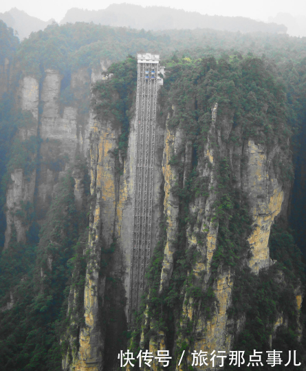 世界最危险的观光电梯,悬挂上在悬崖边上,雄伟的建筑位于中国