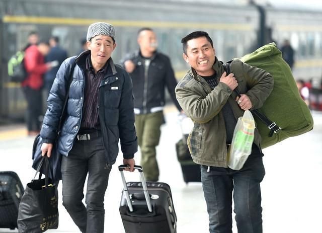 过年了春节将至，农村在外务工人员为什么回家晚？说出来心酸