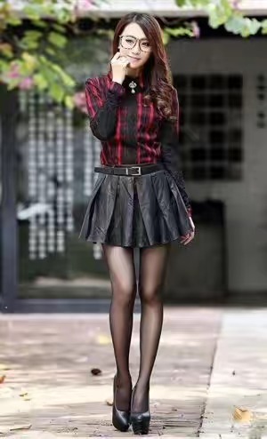 妹子，丝袜搭配短裙，你就是女神，太美了