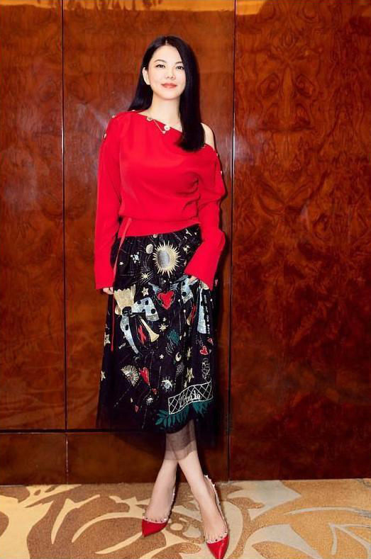 42岁李湘终于瘦了，露肩装美到犯规，网友：看着和24岁没差别