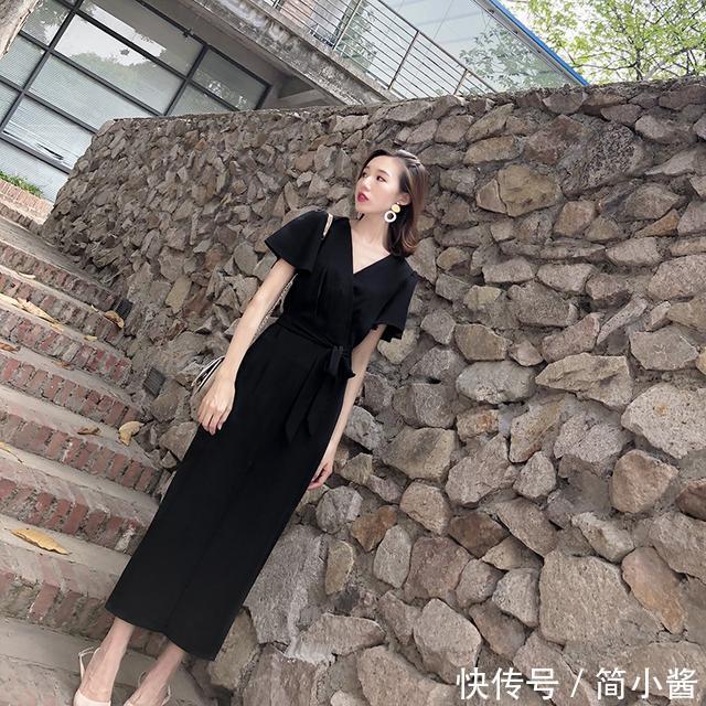 街拍：小姐姐纯真俏丽姿色天然，大秀美腿啊！