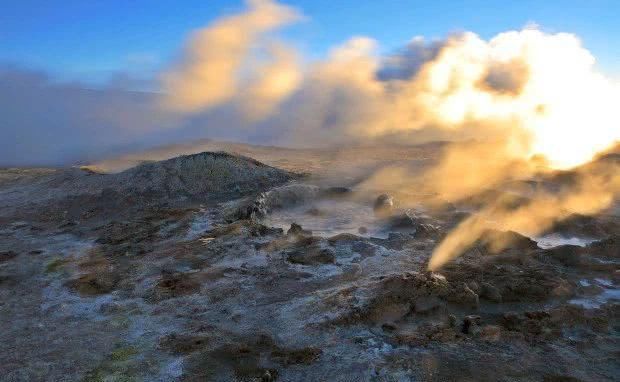 网红拍旅行打卡照被抓，游客喷泉旁被烧得面目全非：用生命换来的