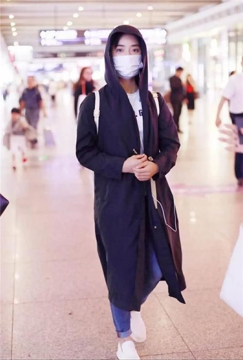  「脚踝」风衣不吃香了，现在正流行这件“脚踝衣”，显瘦高级，明星都爱了