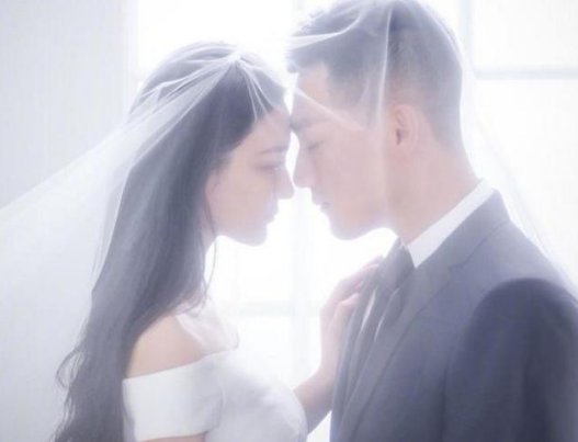 张馨予何捷疑似奉子成婚?有网友表示看到她在孕检处交钱!