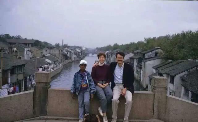  『背景』这双全新的yeezy，竟然揭露了kanye的中国背景？