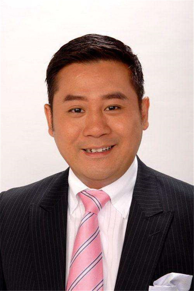 爸爸重病,妈妈子宫癌,他为家人拍伦理片,今身价上亿坐奔驰!