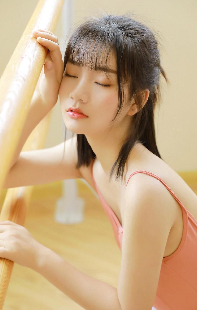 白丝袜美女性感吊带写真图片